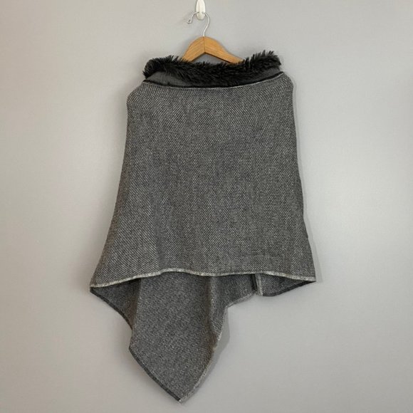 Fratelli Talli Italian-Made Poncho w/ Fake Fur Ruff - Picture 2 of 5